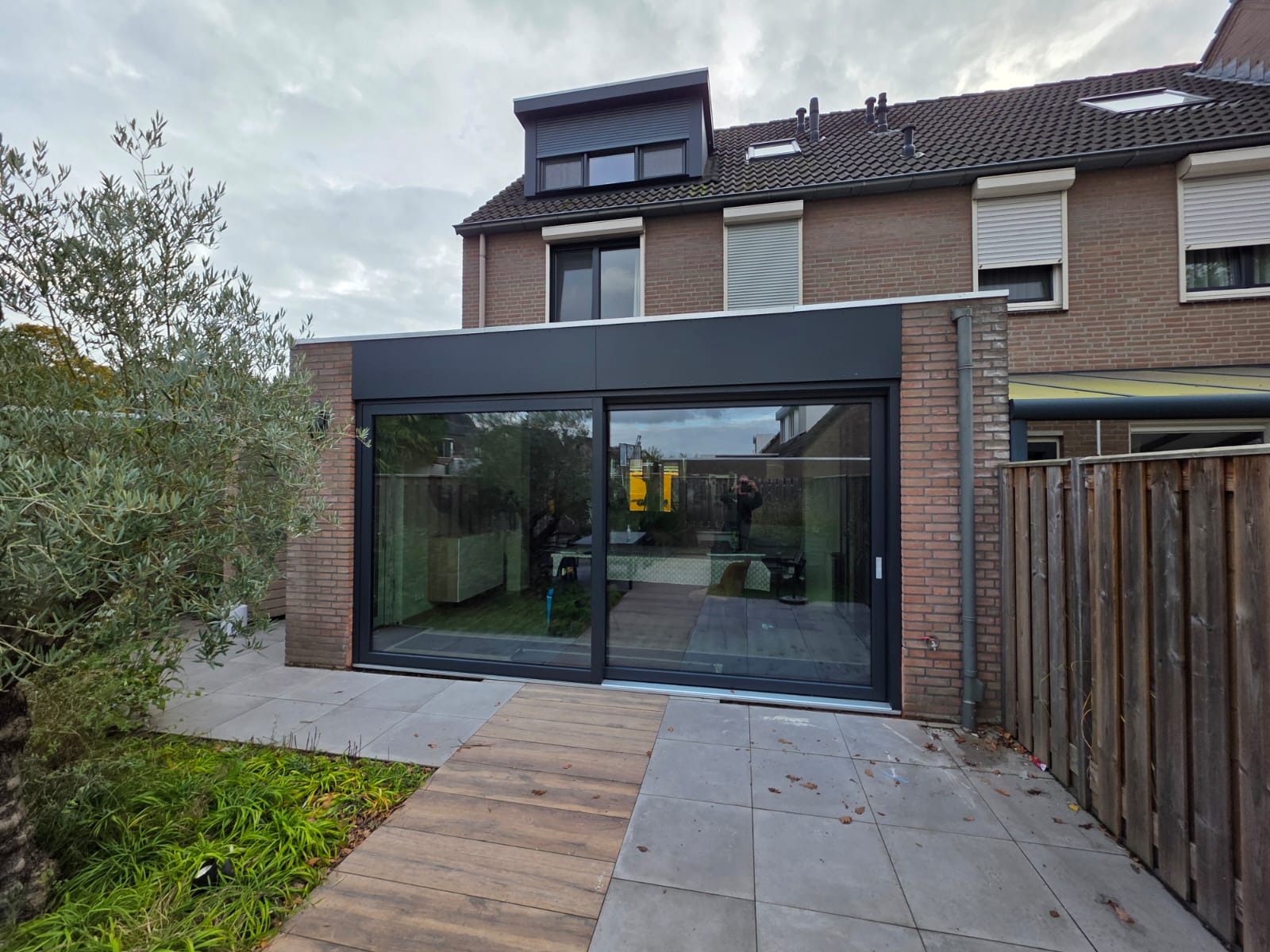 Hefschuifpui houtlook met natuurlijke houtuitstraling en grote glaspartij