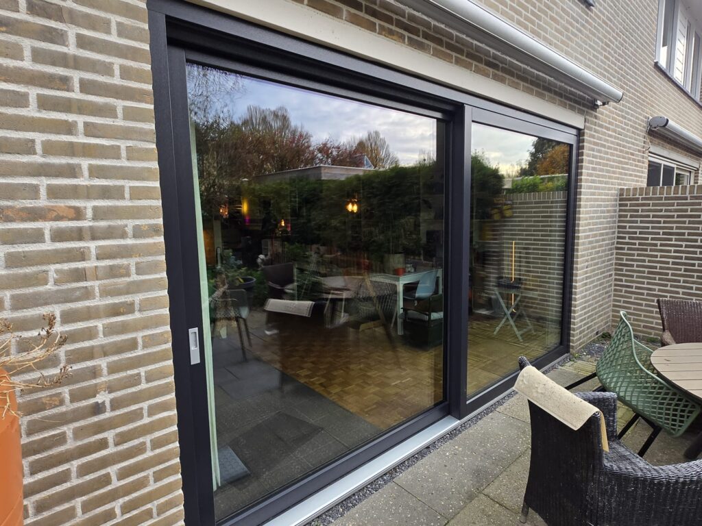 Hefschuifpui houtlook met moderne uitstraling en natuurlijke houtnerf afwerking