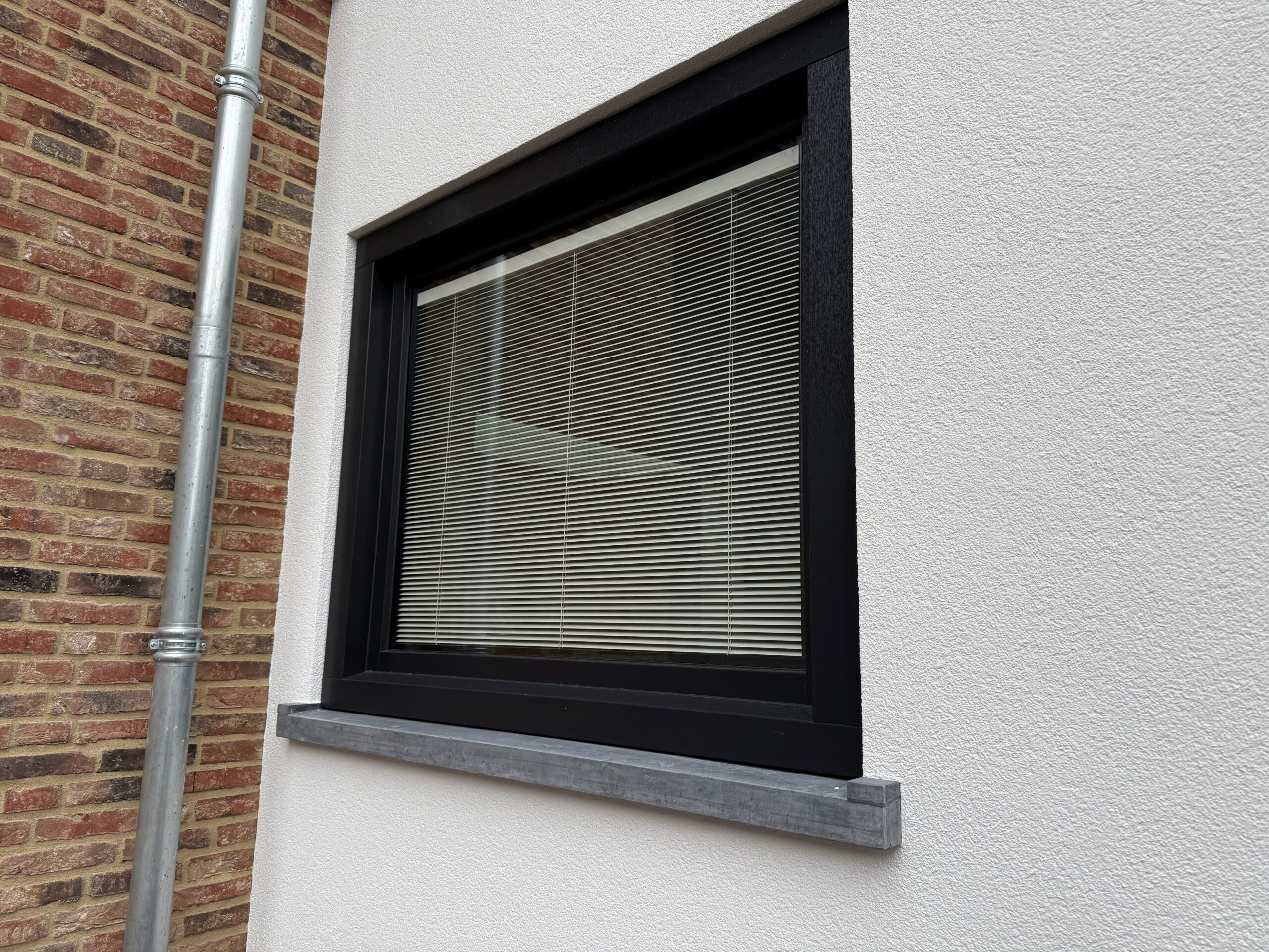 Cube kozijn met jalozieen en hardstenen waterslag.15