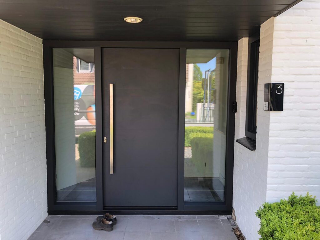 Moderne aluminium voordeur met strak design en uitstekende isolatie