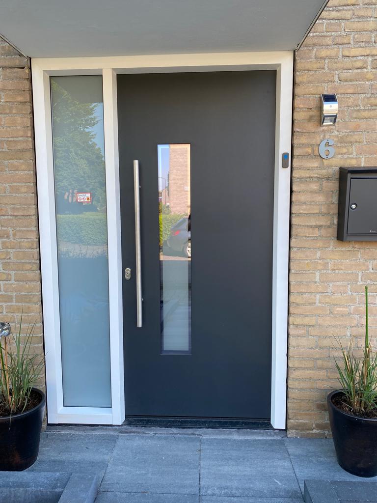 Voordeur op maat met modern design, perfect passend bij iedere woning