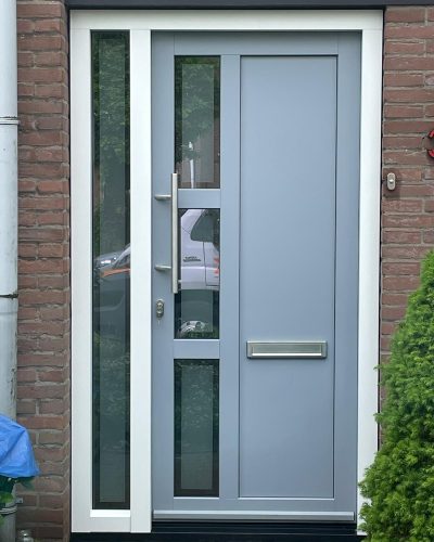 Nieuwe voordeur met moderne uitstraling en hoogwaardige afwerking