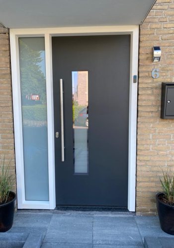 Voordeur op maat met modern design, perfect passend bij iedere woning