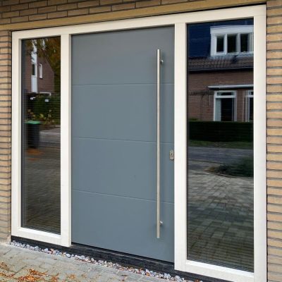 Moderne voordeur van UDEN met stijlvolle afwerking en hoogwaardig hang- en sluitwerk
